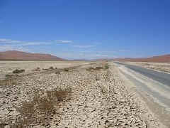sossusvlei.flood.on.road.jpg (26550 bytes)